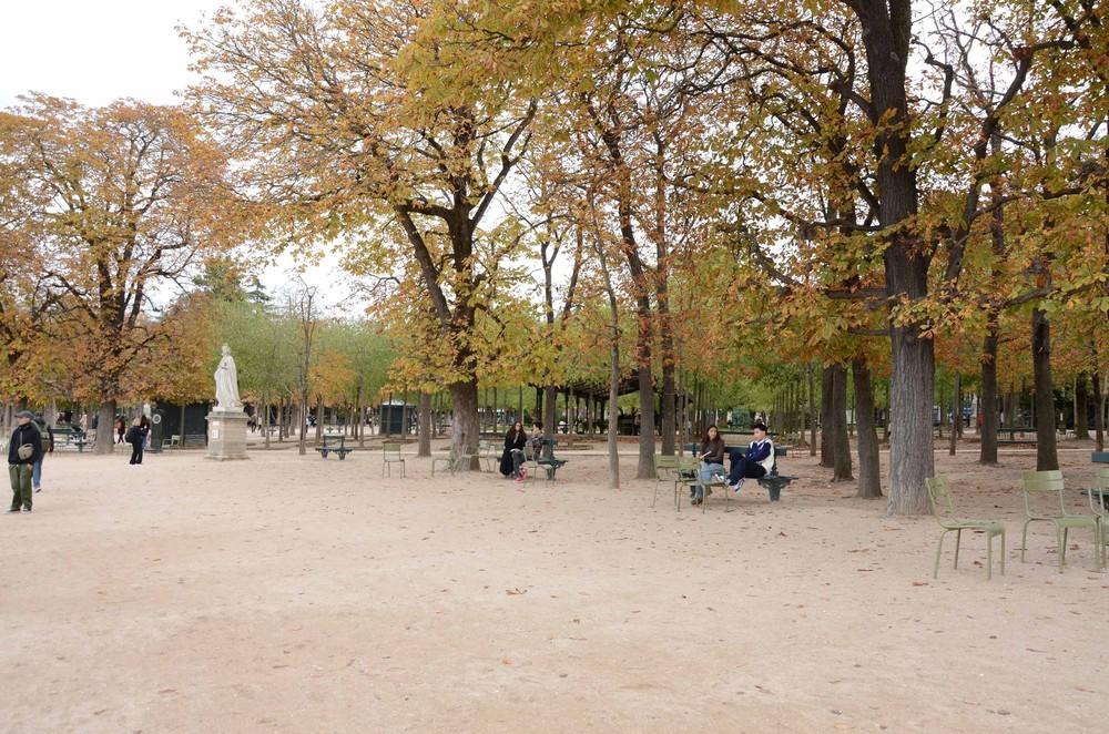 Không gian yên bình của Vườn hoa Luxembourg ở Paris (Pháp) khi những hàng cây chuyển màu vàng, điểm xuyết những chiếc lá thu rơi trên lối đi