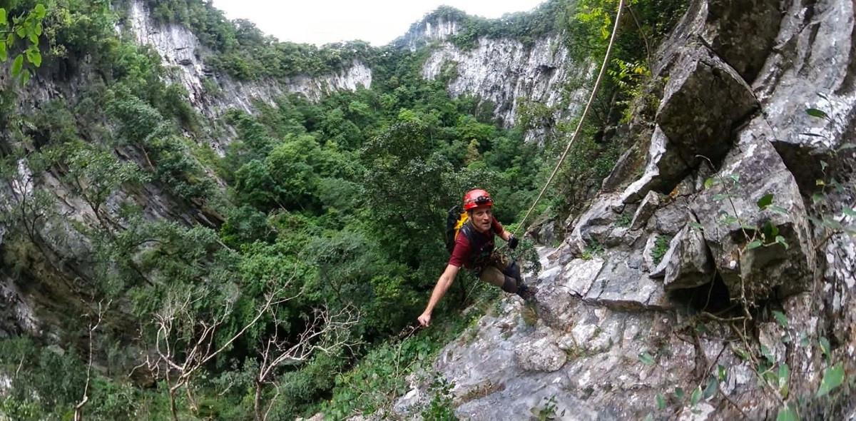 Thành viên đoàn thám hiểm sử dụng thiết bị leo dây chuyên dụng để tiếp cận, khảo sát hố sụt. Ảnh: Jungle Boss