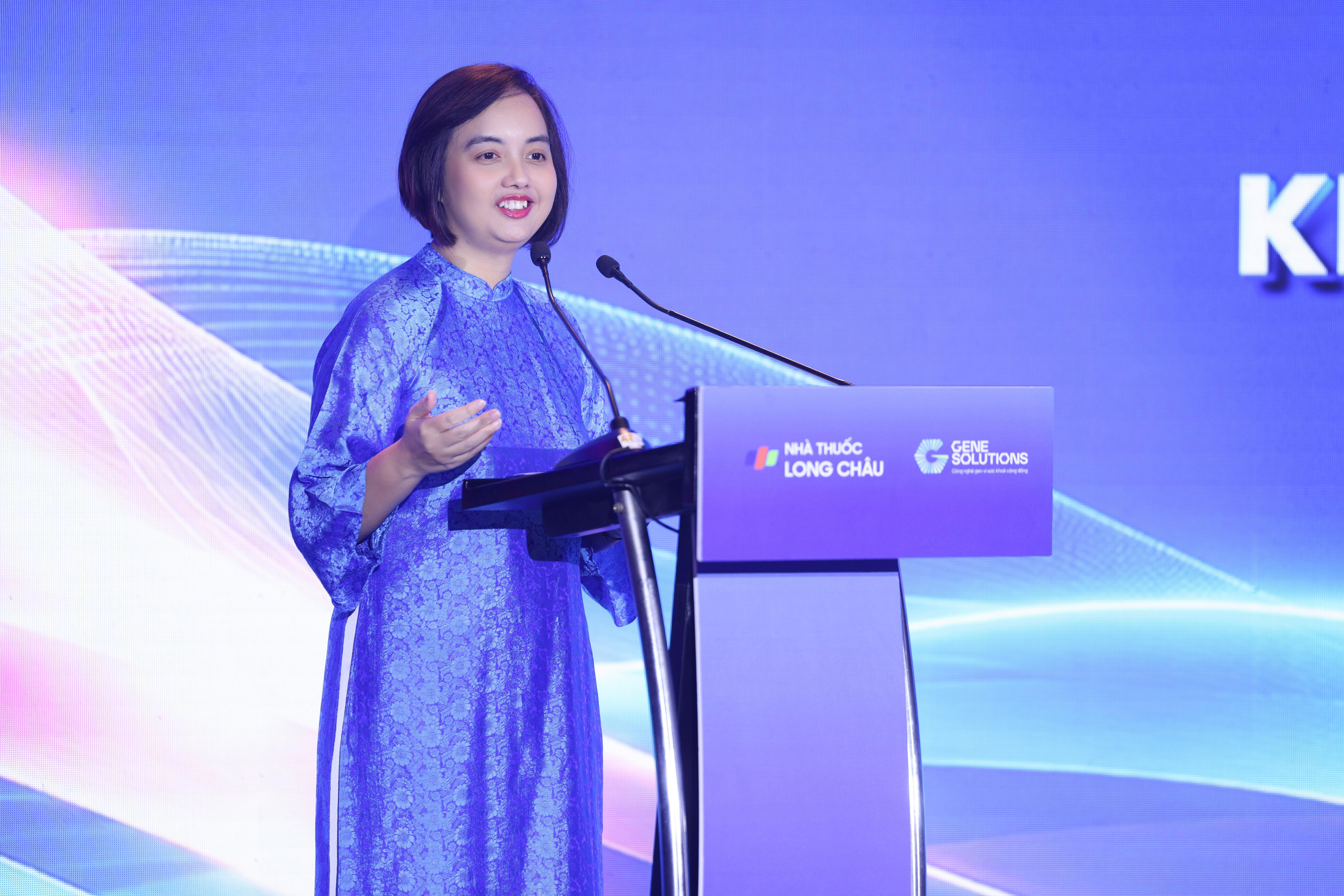 Bà Võ Thị Kiều Chinh, Giám đốc kinh doanh và tiếp thị Gene Solutions (trái) và bà Nguyễn Đỗ Quyên, Phó tổng giám đốc FPT Retail kiêm Giám đốc điều hành Hệ thống Nhà thuốc và Tiêm chủng Long Châu, chia sẻ về tầm nhìn của dự án.