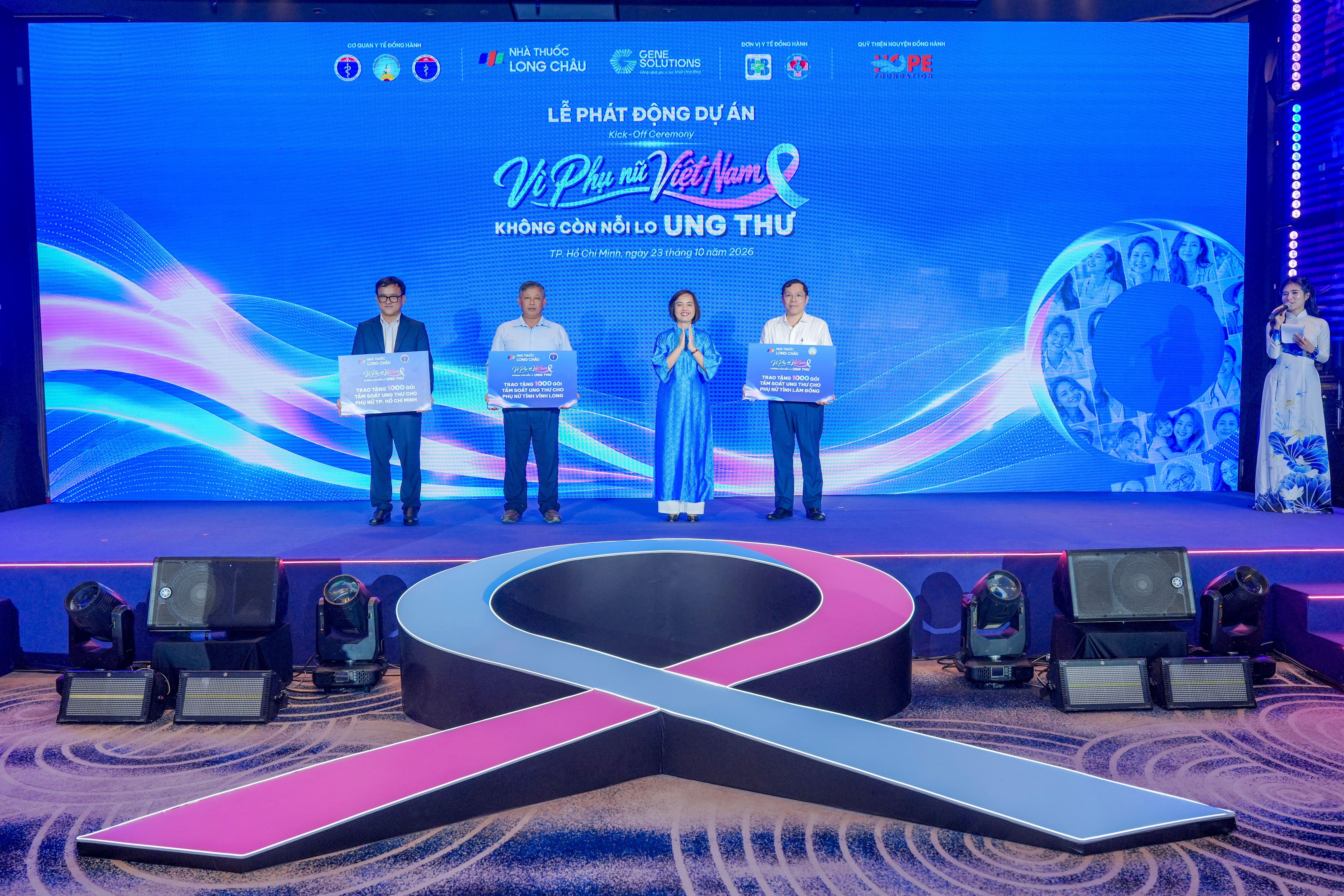  Đại diện Long Châu trao tặng 3.000 gói khám, tầm soát ung thư cho phụ nữ. 