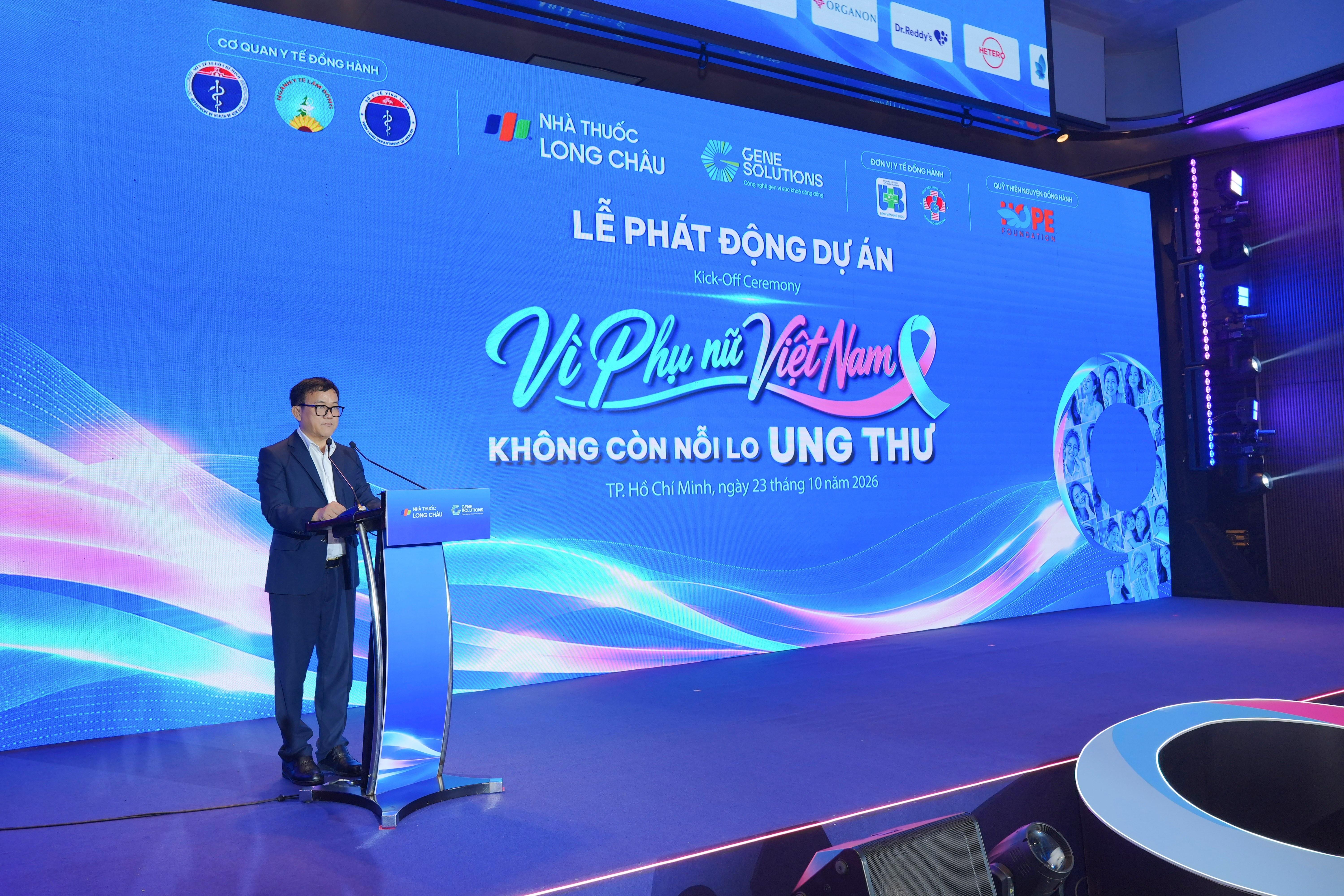  TS.BS.CKII Huỳnh Minh Chín, Phó giám đốc Sở Y tế TP.HCM kiêm Phó chủ tịch Hội Thầy thuốc trẻ Việt Nam. 