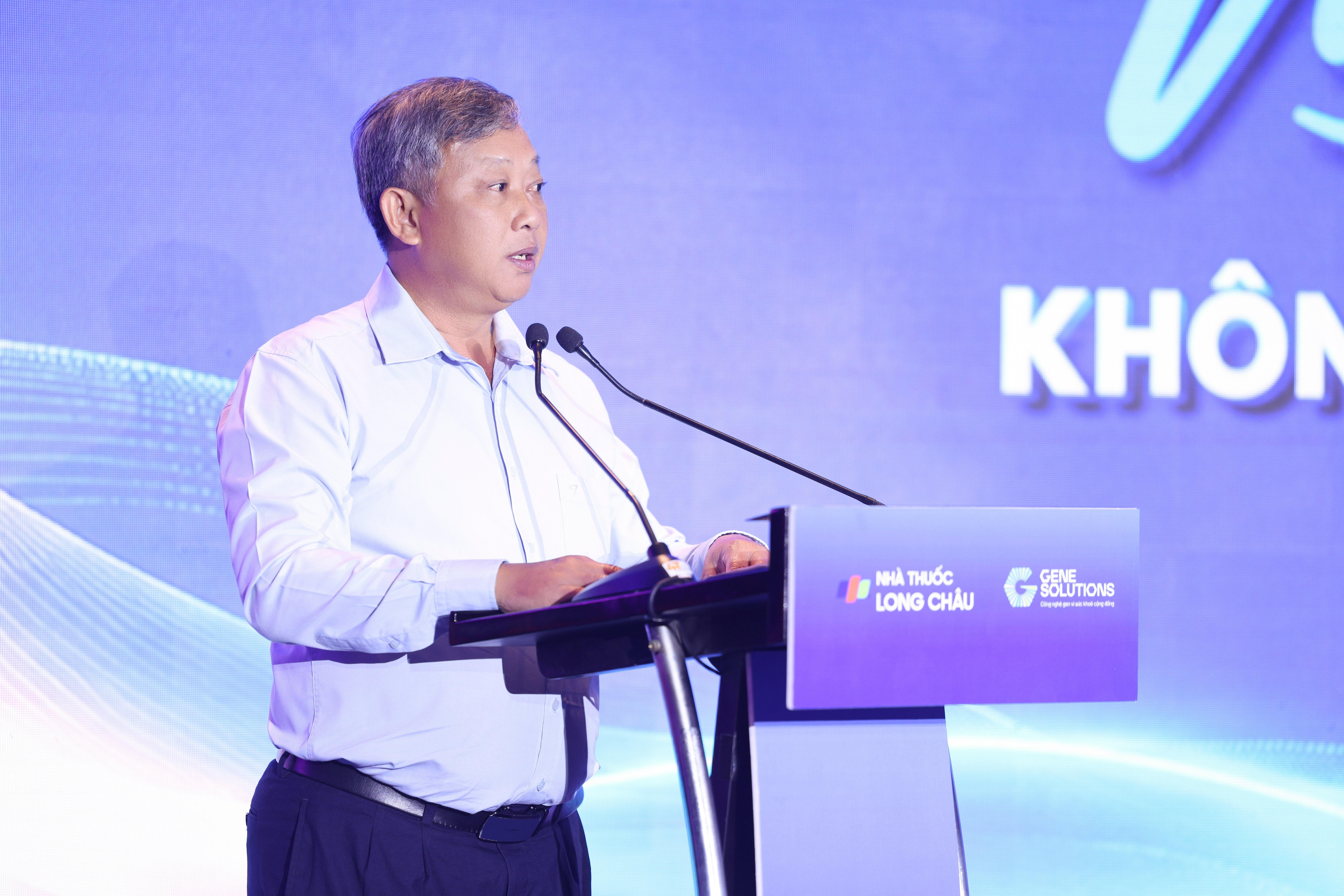 Bác sĩ chuyên khoa II Huỳnh Thanh Huynh, Phó giám đốc Sở Y tế tỉnh Lâm Đồng kiêm Chủ tịch Hội Thầy thuốc trẻ tỉnh Lâm Đồng (trái) và bác sĩ chuyên khoa II Nguyễn Văn Bé Hai, Phó giám đốc Sở Y tế tỉnh Vĩnh Long. 