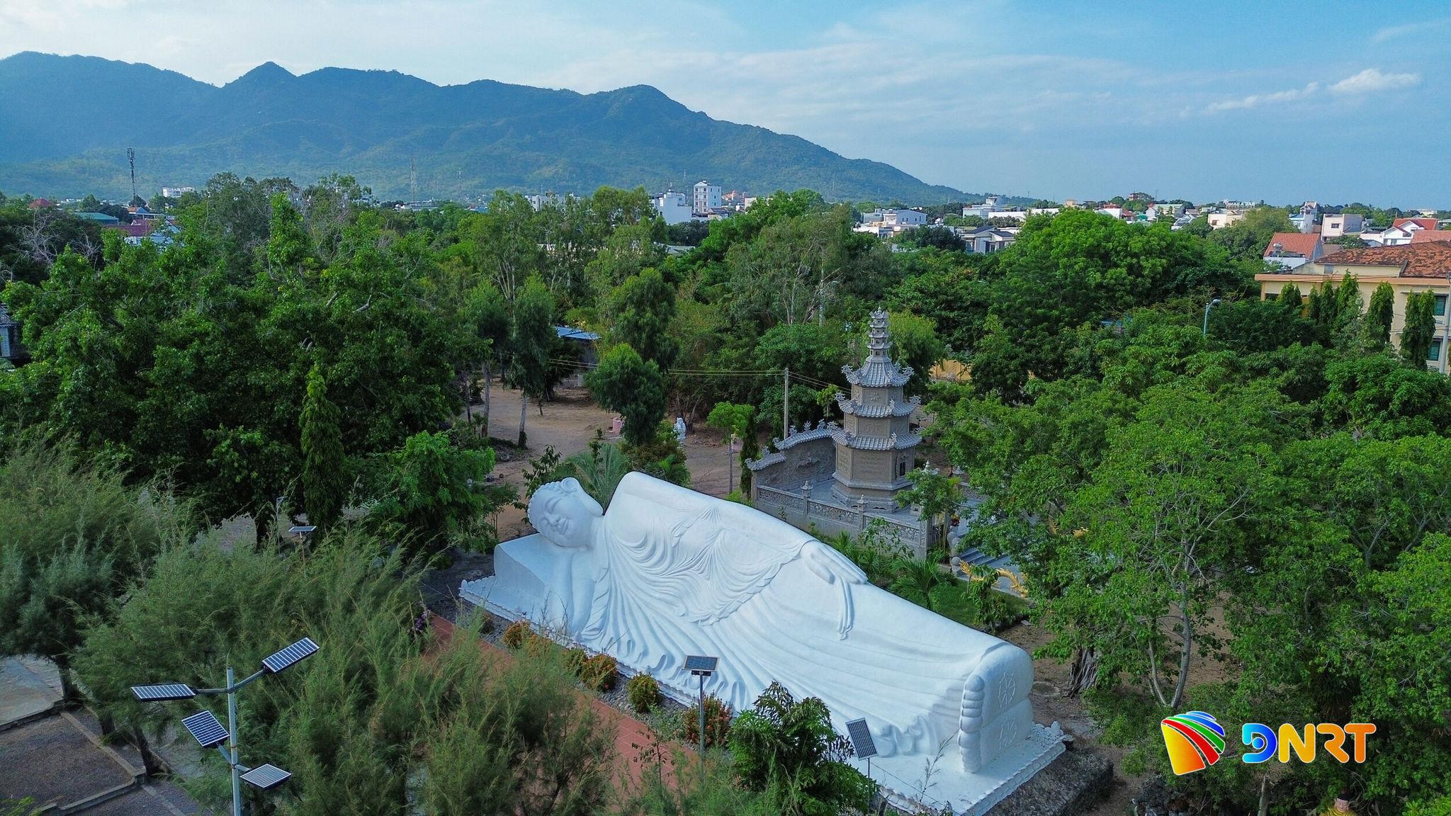 Vẻ đẹp của chùa Từ Vân kết hợp hài hòa giữa không gian tâm linh và thiên nhiên.