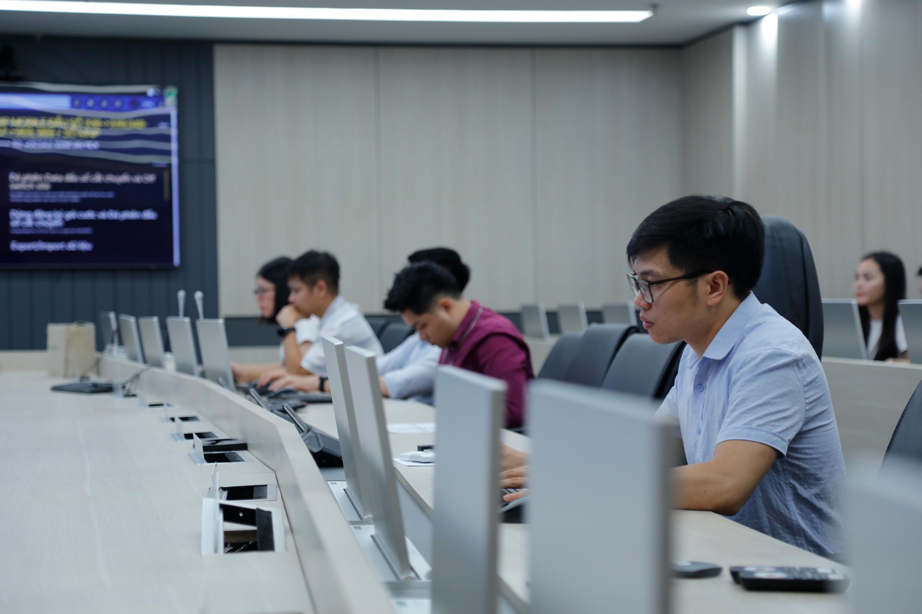 Các kỹ sư Viettel tiến hành chuyển đổi thuê bao di động của Viettel.