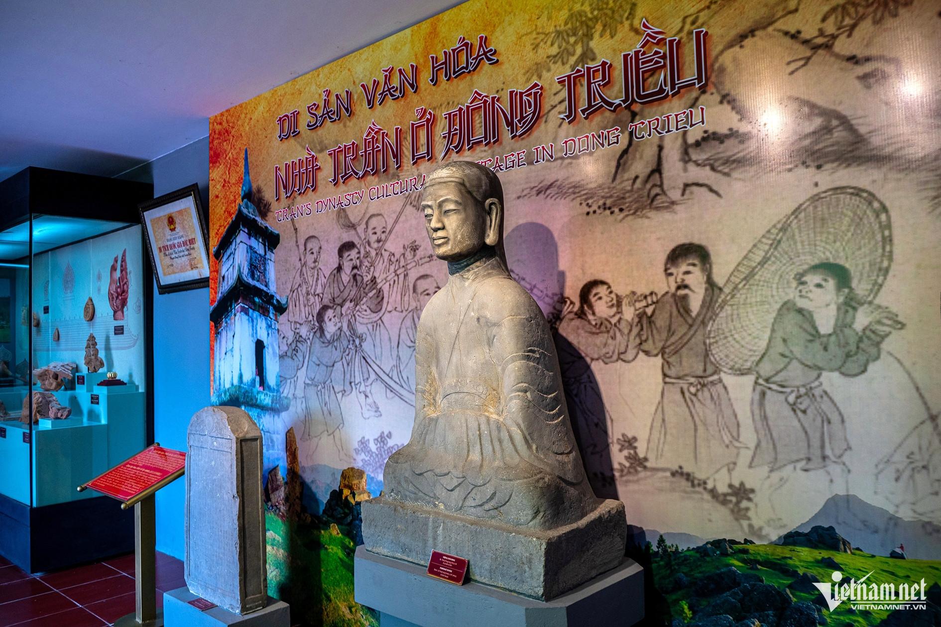 Trong khuôn viên đền An Sinh đang lưu giữ nhiều hiện vật của kiến trúc trên nền đền cũ.