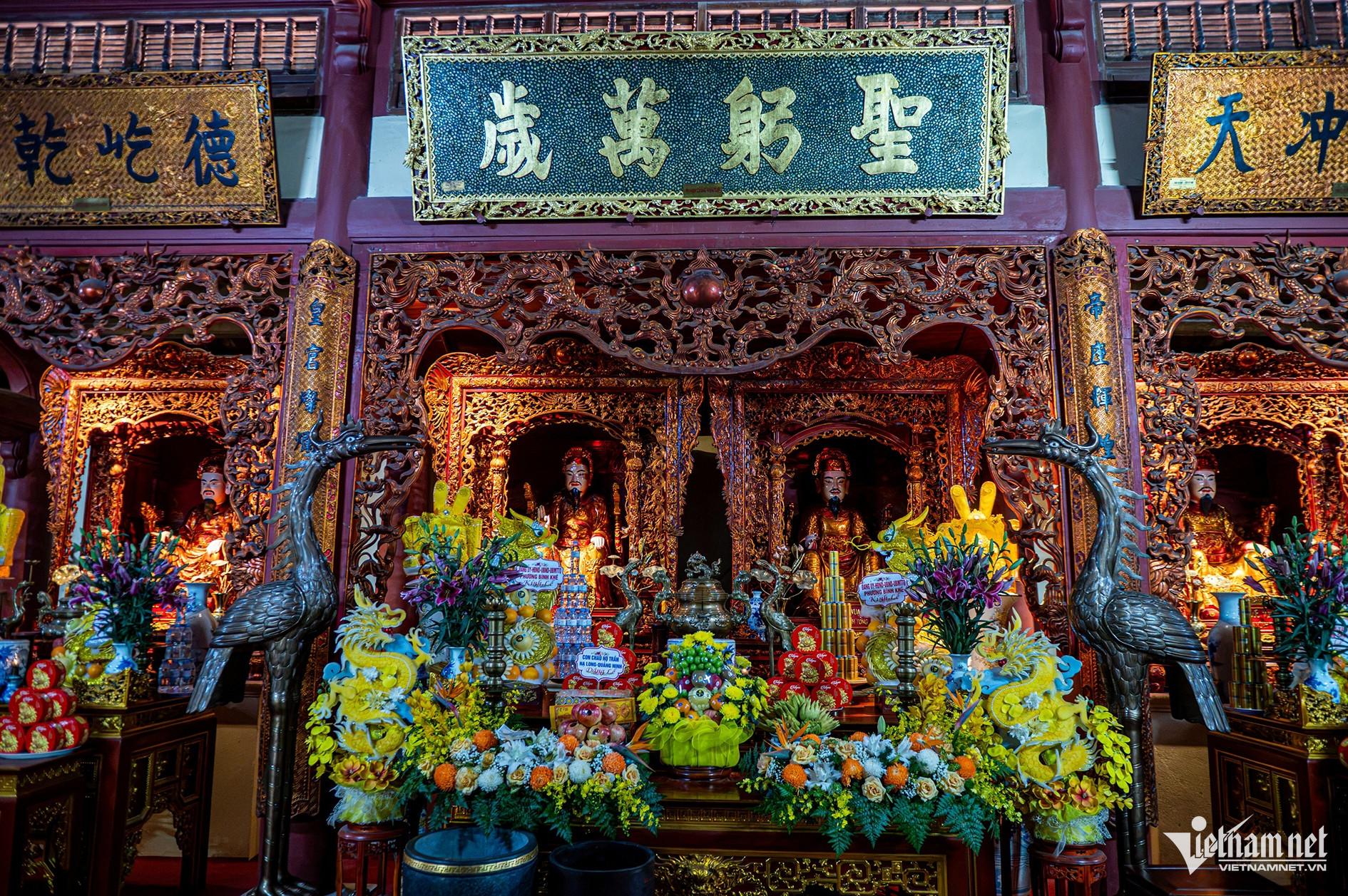 Đền An Sinh thờ An Sinh vương Trần Liễu và 8 vị tiên đế triều Trần, tại đây khám, ngai và tượng thờ 8 vị vua Trần được sắp xếp theo quy tắc "tả chiêu hữu bật", lấy giữa làm chuẩn, đối xứng từ trái qua phải