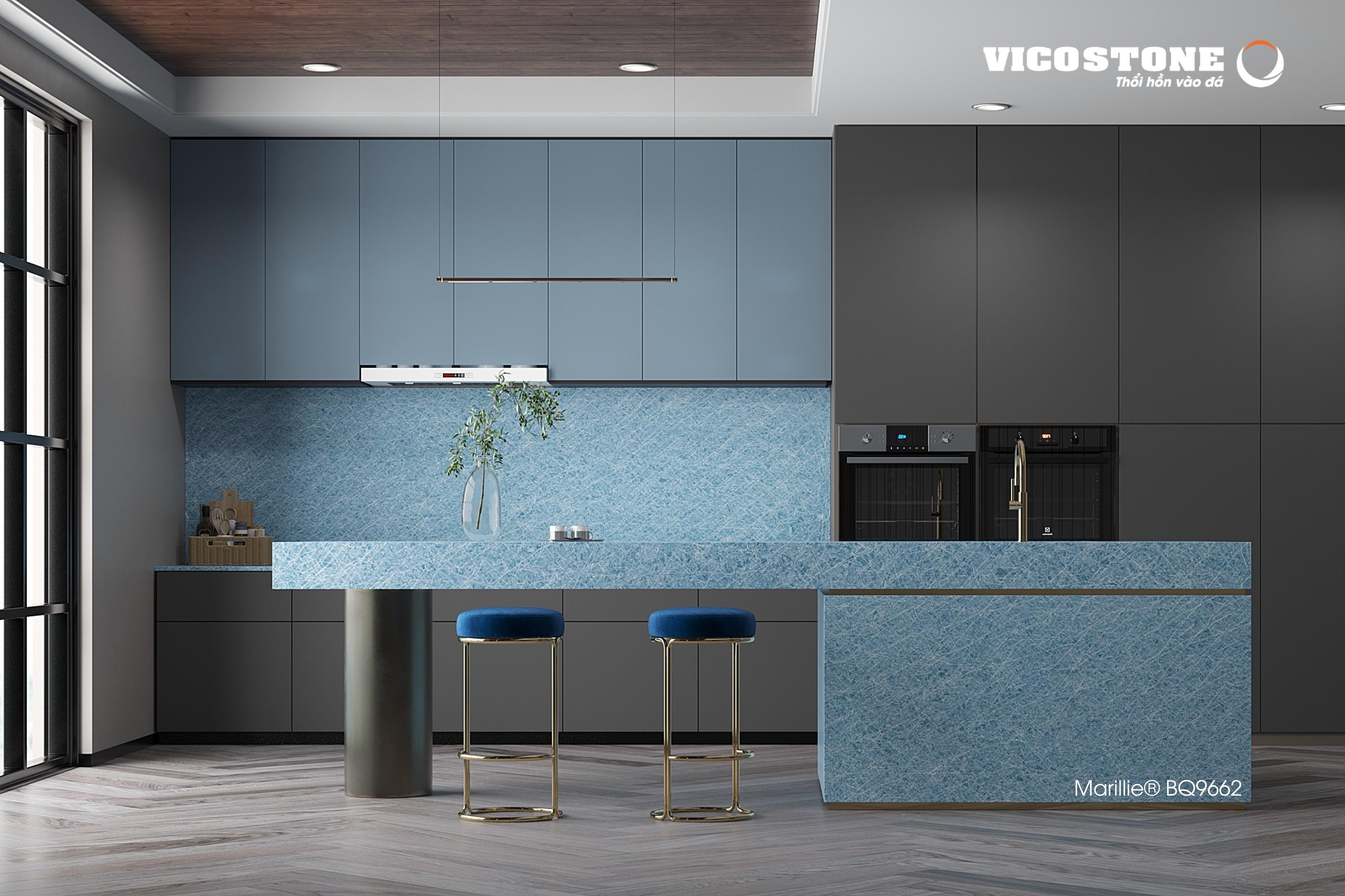 Gợi mở hình ảnh dòng nước chuyển động dưới lớp băng, Viscostone Marillie BQ9662, một trong những sản phẩm nổi bật trong bộ sưu tập “Dòng sông băng”, sở hữu nền xanh lam pha xám cùng hệ vân trắng xám mềm mại, tạo điểm nhấn cho bàn đảo, tường bếp và không gian nội thất hiện đại.