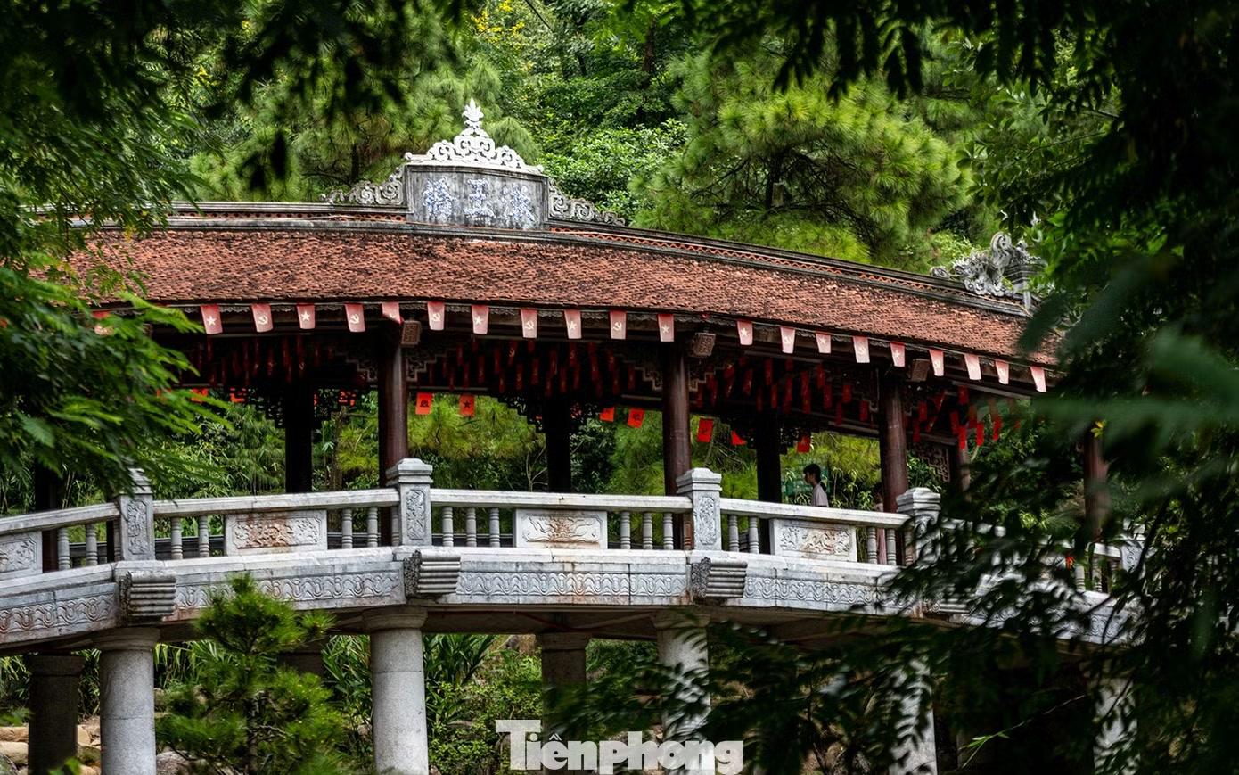 Cảnh quan cầu Thấu Ngọc và các công trình kiến trúc điểm nhấn ở đền thờ Nguyễn Trãi, thuộc khuôn viên Khu di tích chùa Côn Sơn.