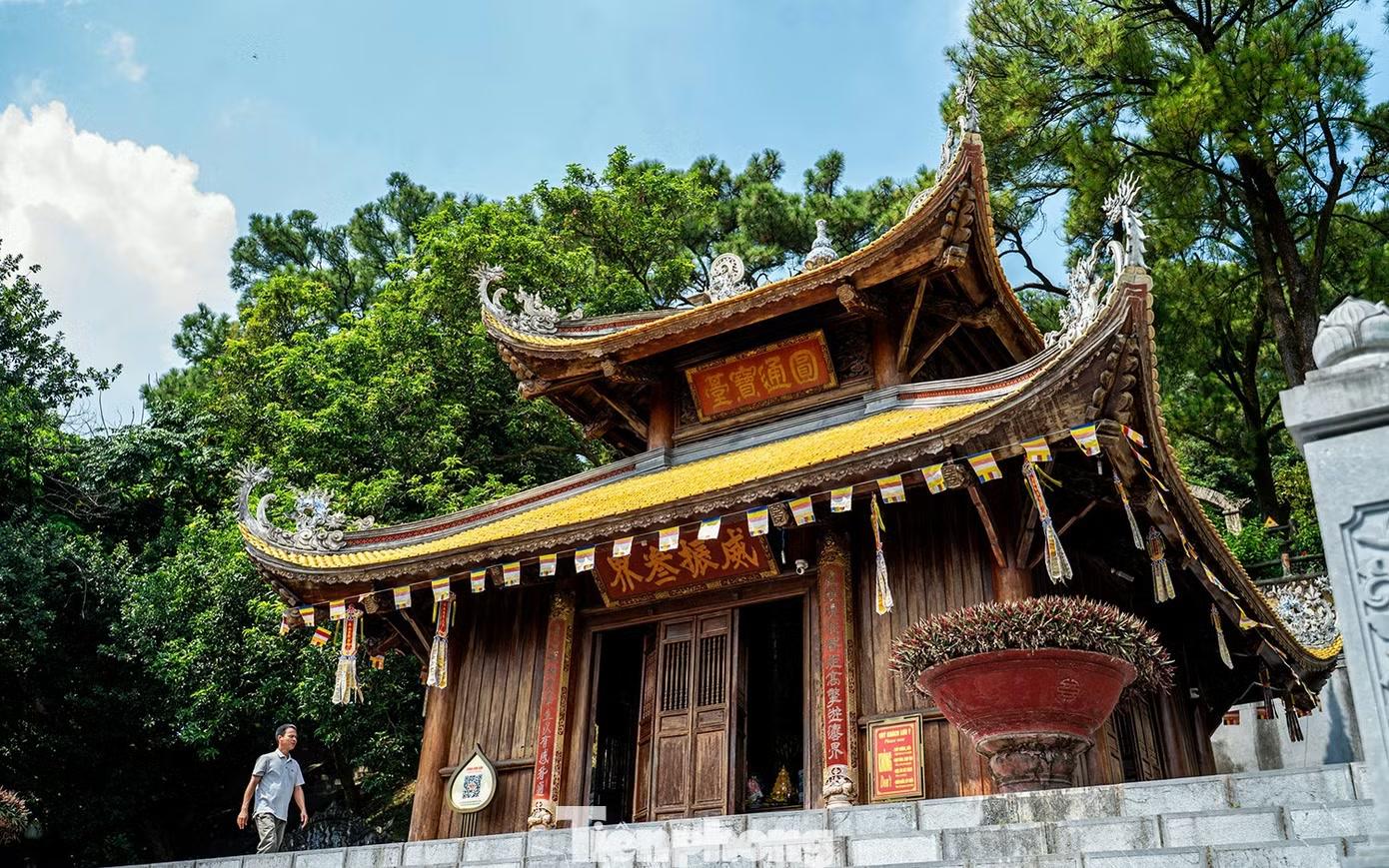 Lầu Phật bà Quan Thế Âm bồ tát được xây dựng phía sau tòa thượng điện, tòa cửu phẩm liên hoa. Nhìn từ lầu xuống, quần thể chùa Côn Sơn hiển hiện giữa rừng thông xanh bạt ngàn, lộng gió.