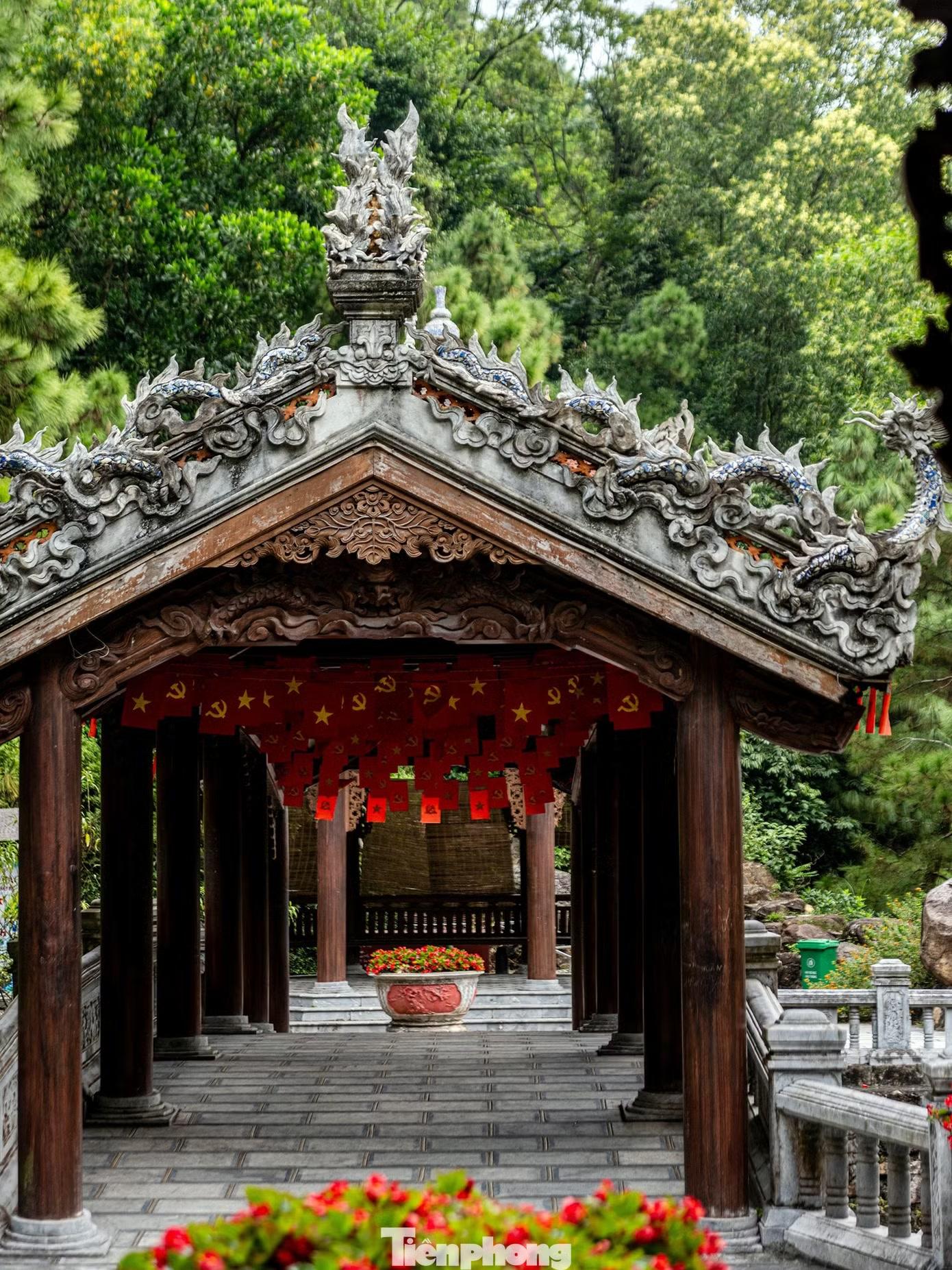 Tại đây, cầu Thấu Ngọc bắc qua suối Côn Sơn là công trình kiến trúc nổi bật, được dựng theo nguyên mẫu cây cầu gỗ cổ xưa. Đây là điểm thu hút người dân, du khách tham quan, ngắm cảnh và chụp hình lưu niệm.