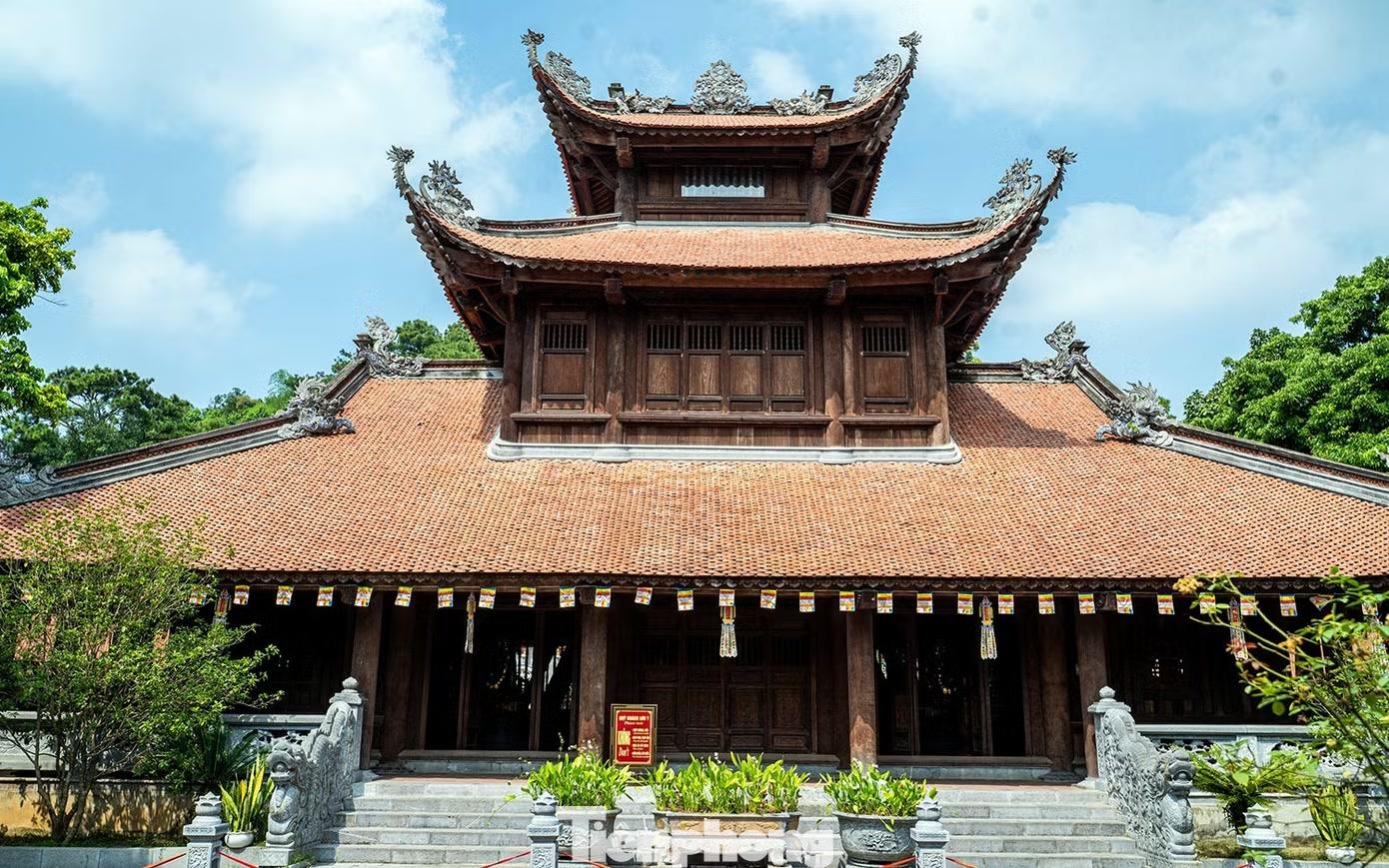 Năm 2014, Viện Khảo cổ đã khai quật và phát hiện nền móng tòa cửu phẩm liên hoa từ thời Trần - Lê, khuôn viên diện tích 113,4 m2 (ảnh trái là nền móng được đánh dấu sau khai quật). Năm 2015, UBND tỉnh Hải Dương (cũ) đầu tư, tu bổ tòa cửu phẩm liên hoa mới (ảnh phải).