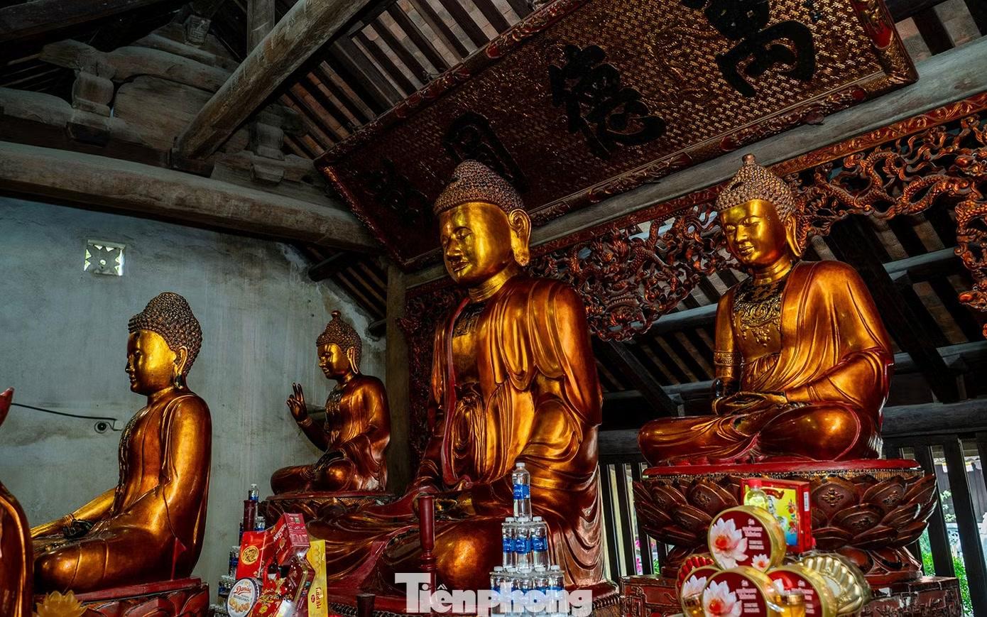 Theo văn bia và tư liệu lưu truyền, bộ tượng Tam Thế Phật là bộ tượng cổ nhất tại chùa Côn Sơn, gắn liền với quá trình trùng tu, xây dựng chùa và được thờ phụng từ thế kỷ XVII. Bộ tượng được điêu khắc bằng gỗ mít, sơn son thếp vàng, trong tư thế ngồi thiện định trên tòa sen. Điểm độc đáo của những pho tượng này là những hiện vật gốc, độc bản, được bảo toàn nguyên bản cho đến ngày nay.