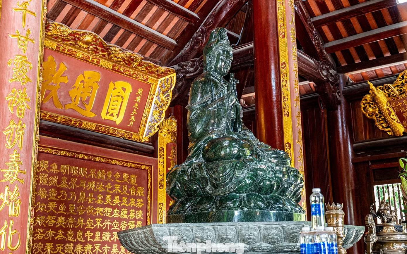 Bên trong lầu là bức tượng Quan Thế Âm bồ tát được điêu khắc bằng đá ngọc bích nguyên khối, trọng lượng ước hơn 5 tấn.