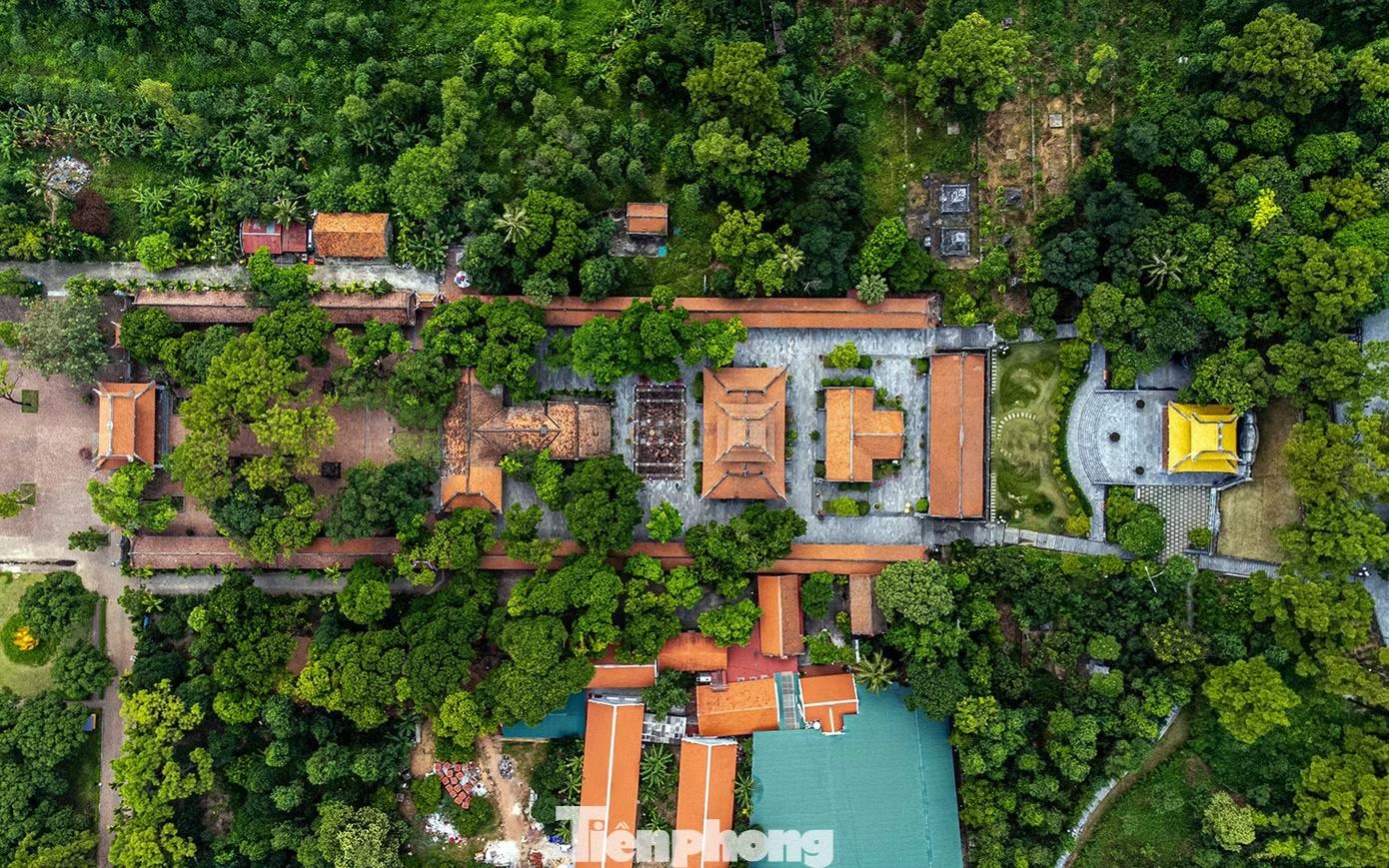 Thời Trần, bình đồ kiến trúc của chùa là "nội công ngoại quốc". Thời Lê, chùa mở rộng quy mô 83 gian, tòa cửu phẩm liên hoa có 385 pho tượng, các công trình mái lợp ngói thanh lưu ly, hoàng lưu ly... Trải qua bao thăng trầm lịch sử, ngày nay chùa Côn Sơn vẫn lưu dấu ấn kiến trúc của nhiều thời đại cùng các giá trị văn hóa vật thể và phi vật thể đặc sắc.