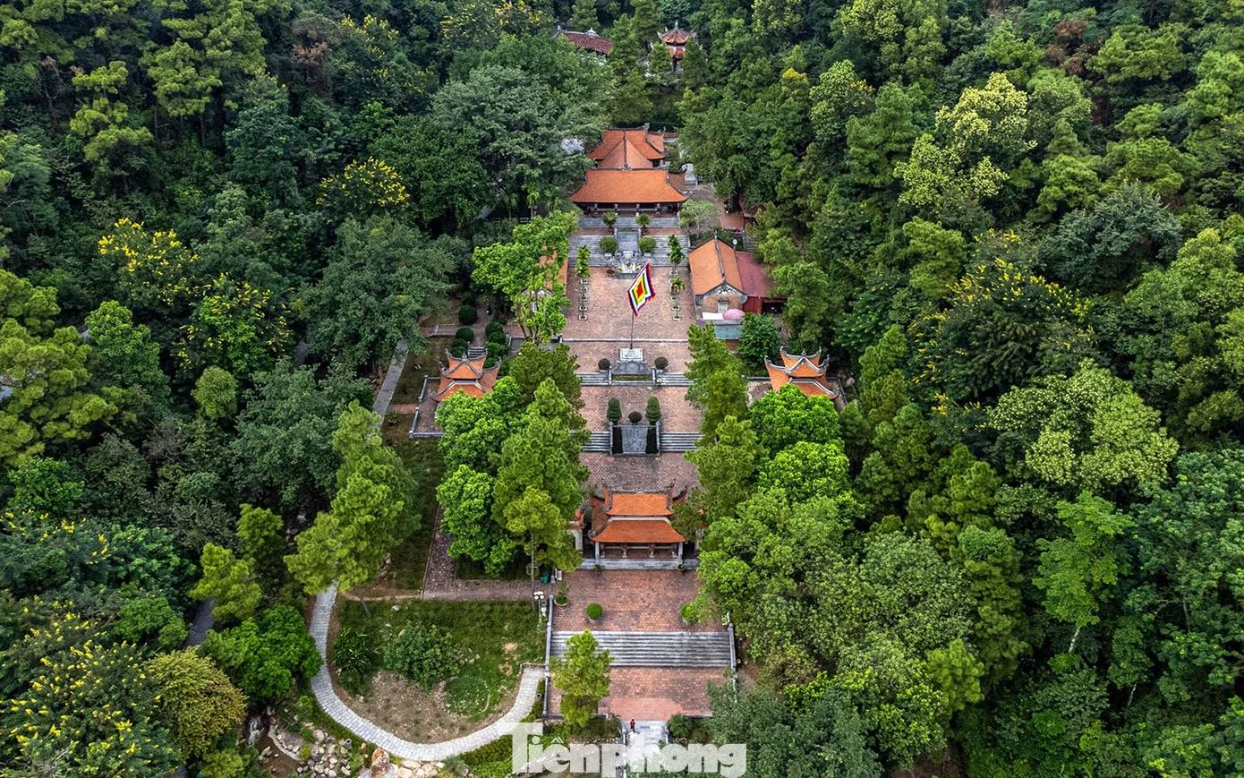 Khu di tích Côn Sơn còn một số đền thờ quan Tư đồ Trần Nguyên Đán, Anh hùng dân tộc - Danh nhân văn hóa thế giới Nguyễn Trãi, cùng với bàn cờ tiên, suối Côn Sơn, Ngũ nhạc linh từ... hợp thành một quần thể di tích, danh thắng nổi tiếng.