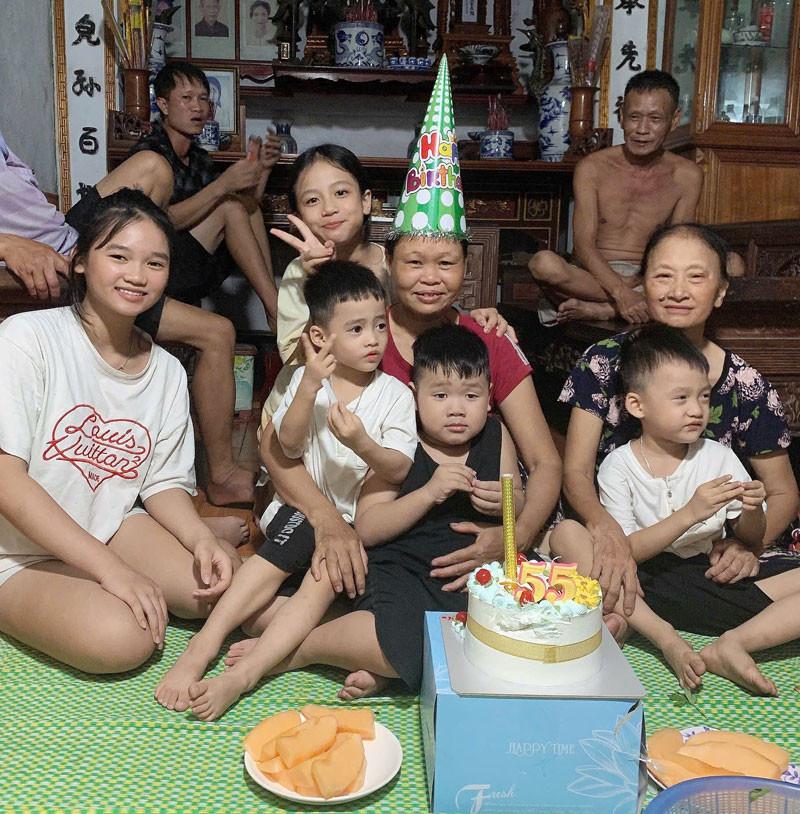 Bà Ngủi vui vầy bên các cháu nội, ngoại 