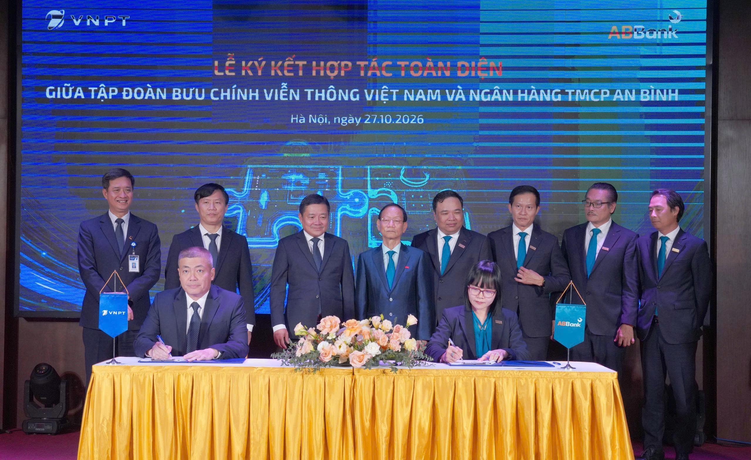 Ông Ngô Diên Hy - Phó tổng giám đốc Tập đoàn VNPT và bà Nguyễn Thị Hương - Phó tổng giám đốc Ngân hàng ABBank ký kết thỏa thuận hợp tác giữa hai đơn vị.