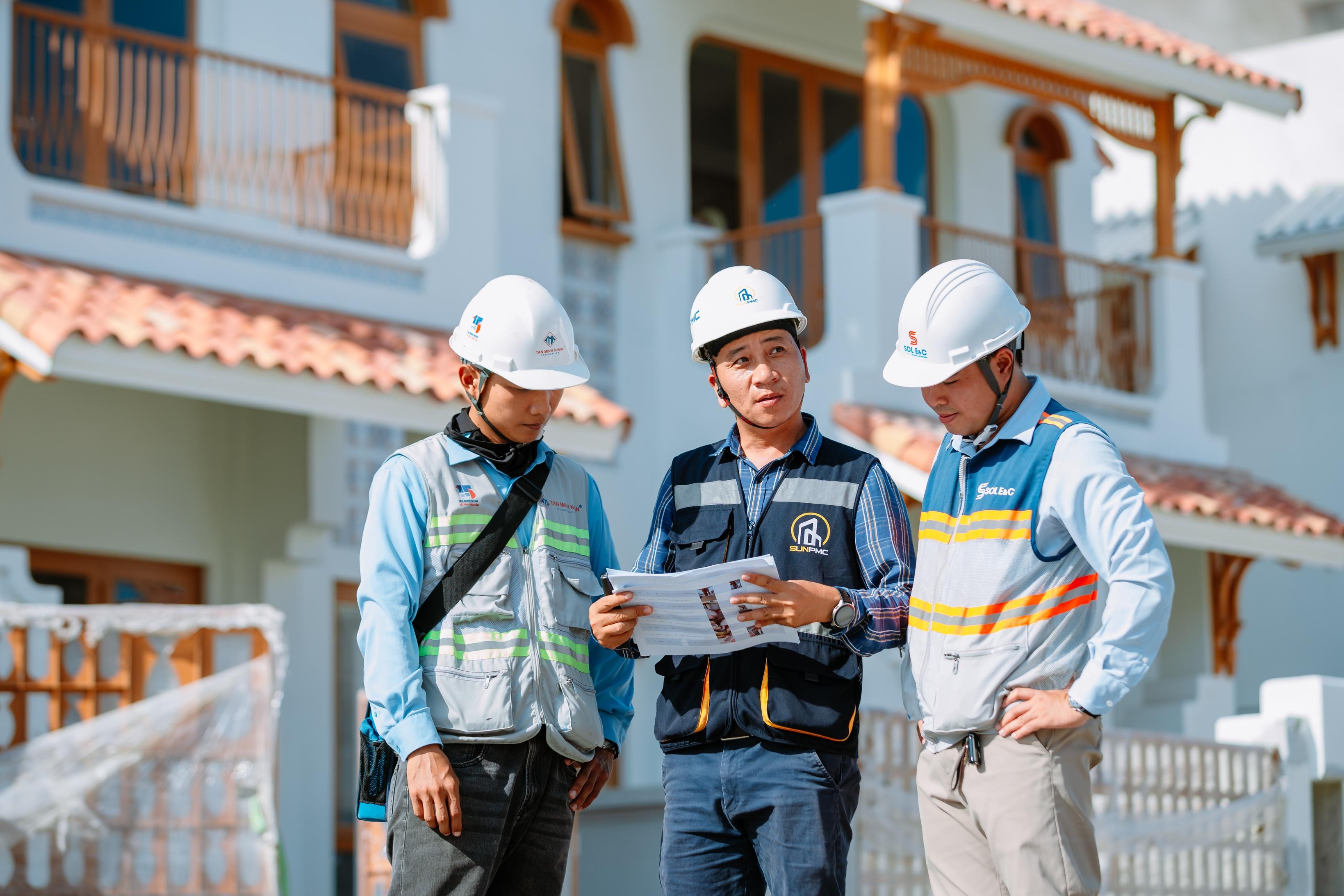 Trên công trường, hàng nghìn cán bộ nhân viên, kỹ sư, công nhân đang tập trung cao độ, hối hả hoàn thiện các căn nhà cuối cùng: Sơn trát mặt ngoài, dọn dẹp vệ sinh công nghiệp... Theo ông Lê Văn Thiết, Giám sát chính xây dựng phân khu thấp tầng Blanca City, hơn 50% sản phẩm thấp tầng, gồm biệt thự đơn lập, song lập Casa Villa và nhà phố Casa Townhouse, đã hoàn thiện. “Để về đích đúng hẹn, chúng tôi tổ chức thành nhiều mũi thi công đồng thời, với nhân công có thời điểm lên tới 2.000 người”, ông Lê Văn Thiết, nhấn mạnh. Ảnh: Ánh Dương.