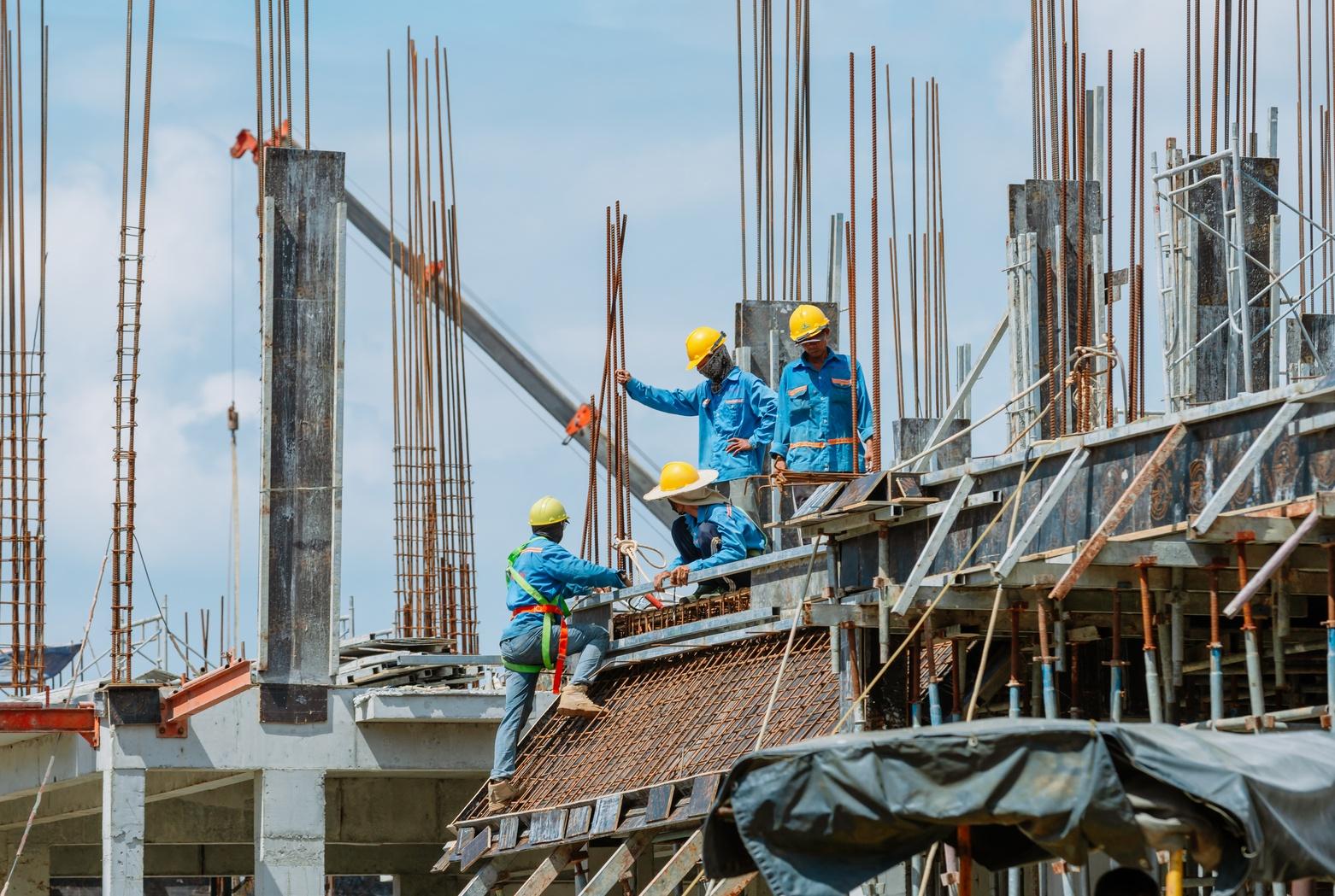Giai đoạn cuối năm 2026, Blanca City tiếp tục tăng tốc hoàn thiện khối lượng công việc còn lại của phân khu thấp tầng, nỗ lực cán đích bàn giao đúng tiến độ vào tháng 12/2026. Song song đó, ngay sau khi hoàn thành phần móng và hầm của các tháp căn hộ Blanca, chủ đầu tư tiếp tục triển khai cuốn chiếu, tập trung nguồn lực xây dựng hai tổ hợp căn hộ Beachtro Tower và Beacon Tower. Ảnh: Ánh Dương.