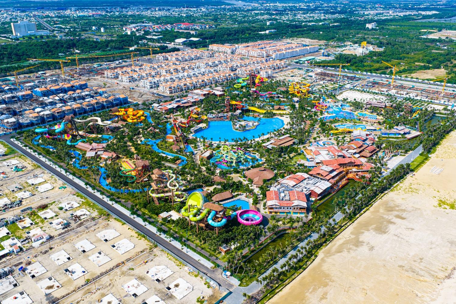 Với vị trí đắc địa tiếp giáp trục đường Hàng Điều và kế cận công viên nước Sun World Vung Tau đã đi vào vận hành, những chủ nhân sắp nhận bàn giao nhà phố, biệt thự tại Blanca City sẽ là những cư dân và nhà đầu tư tiên phong hưởng trọn hệ giá trị vượt trội, vừa đón đầu nhịp sống sầm uất, sôi động của đô thị biển, vừa tối ưu hóa tiềm năng kinh doanh, thương mại ngay khi nhận nhà. Ảnh: Ánh Dương.