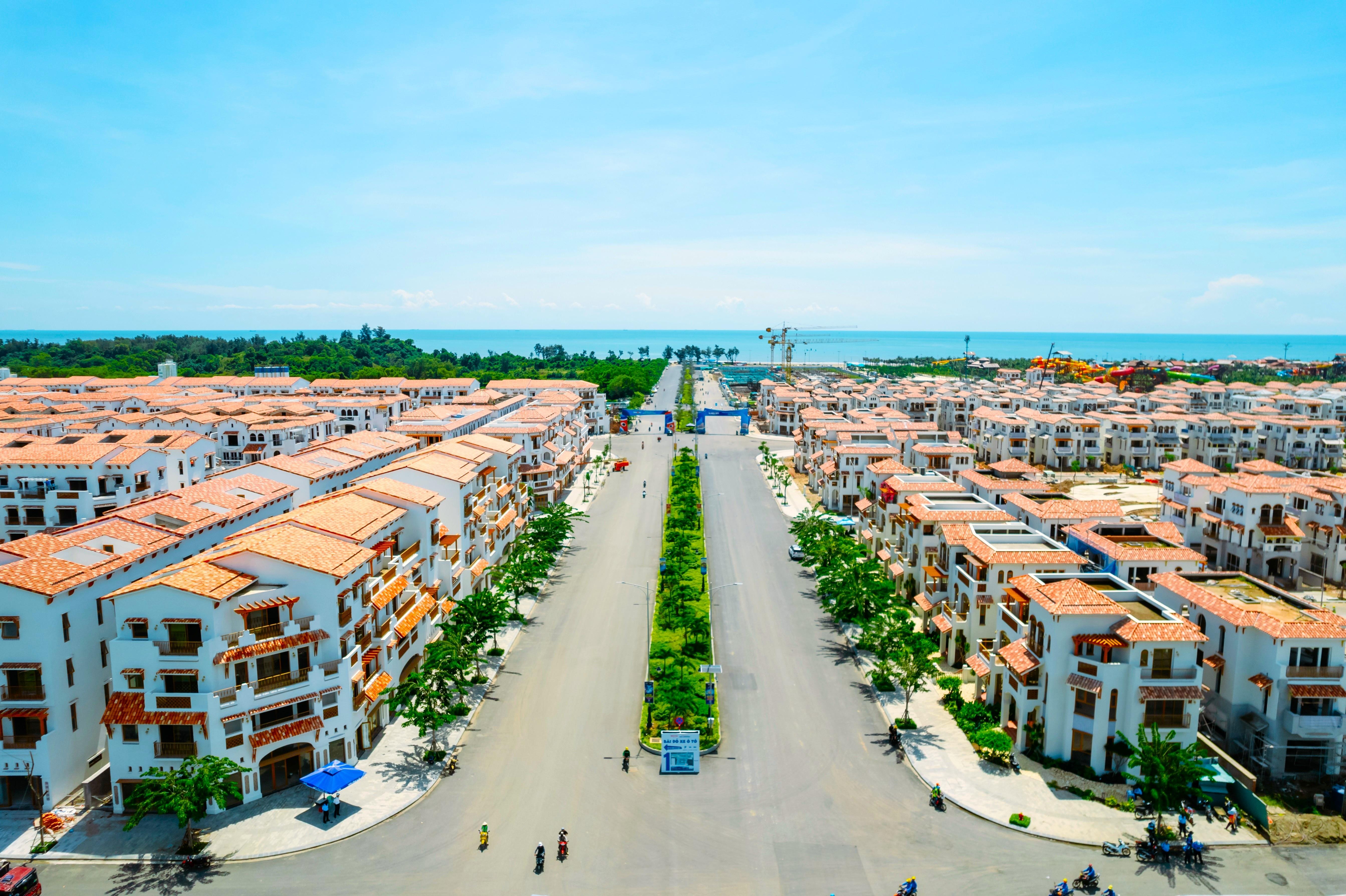 Nổi bật giữa đại công trường nhộn nhịp bên biển Bãi Sau (TP.HCM), gần 400 căn biệt thự, nhà phố liền kề Casa khoác lên lớp mái ngói đỏ nâu đặc trưng, sẵn sàng bàn giao tới những chủ nhân đầu tiên từ cuối tháng 10. Chỉ sau hơn một năm khởi công, đô thị biển Blanca City hơn 96 ha của Sun Group đang thay đổi từng ngày. Ảnh: Ánh Dương.