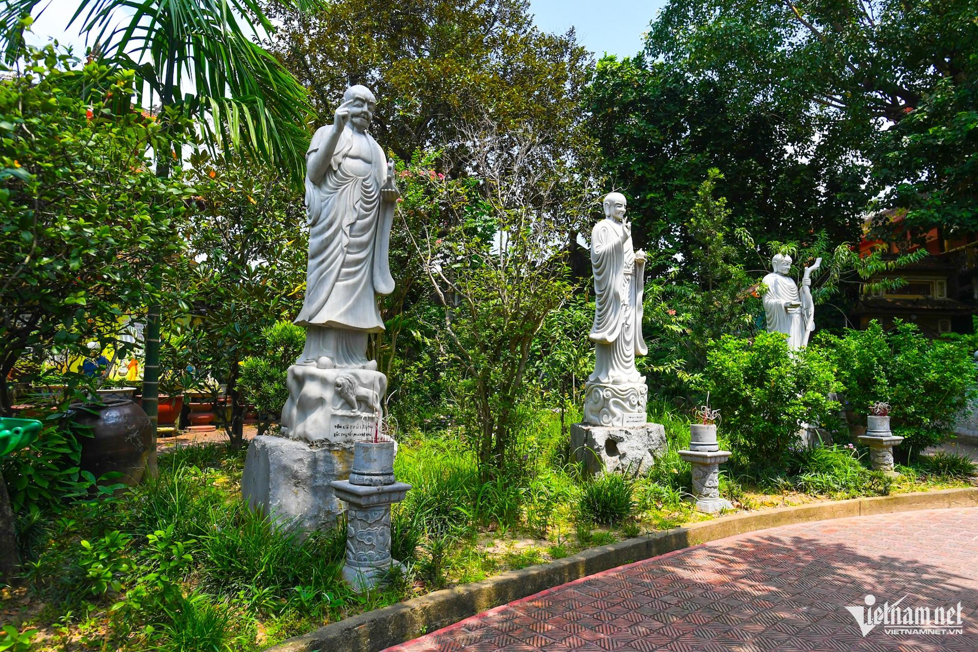 Vườn tượng tại khuôn viên chùa Dư Hàng.