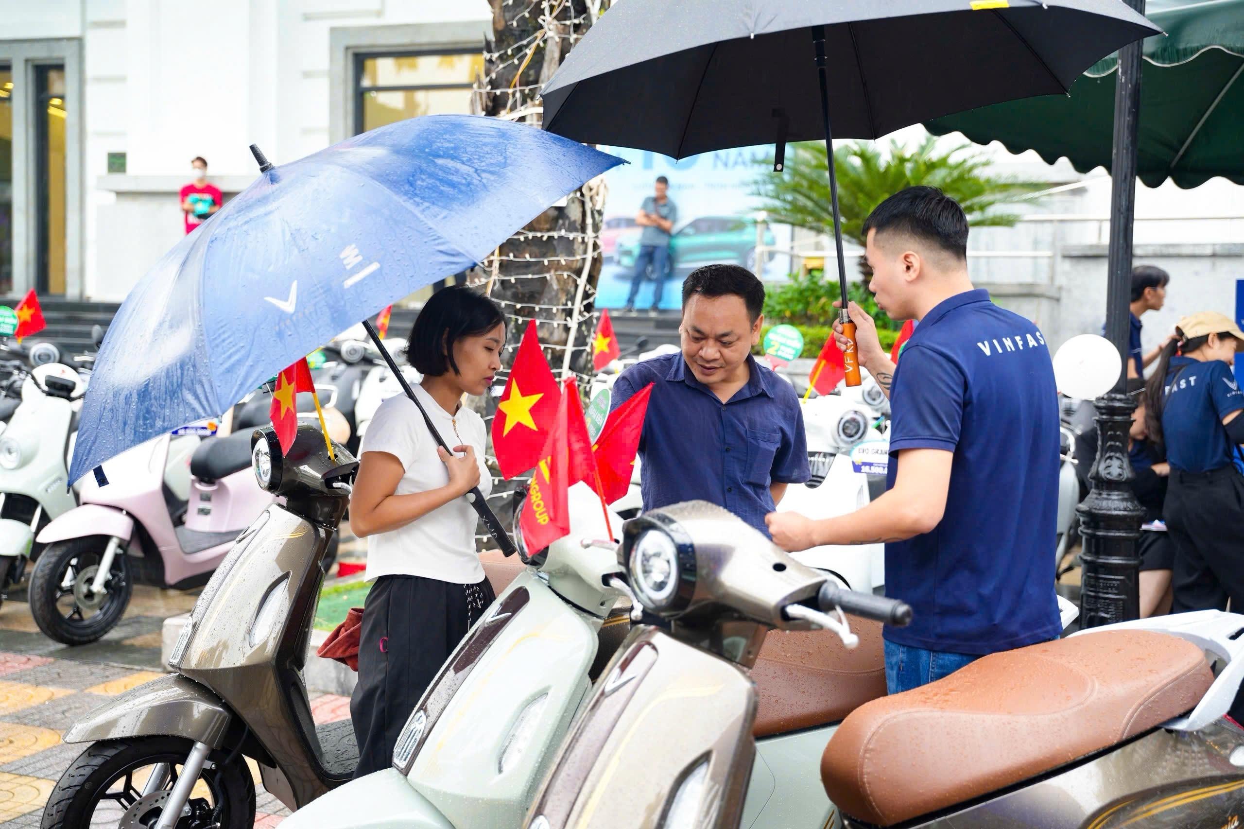  Khách hàng thoải mái xem xe, lái thử trước khi quyết định xuống tiền.