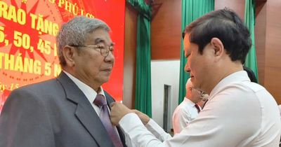 Trao Huy hiệu Đảng đến 59 đảng viên tại phường Phú Lợi (TPHCM)