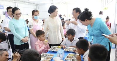 Hỗ trợ hơn 900 'bữa ăn dinh dưỡng học đường' cho học sinh tỉnh Vĩnh Long