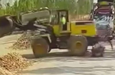 Máy xúc lùi bất ngờ cán nát máy kéo, người đàn ông thoát chết trong tích tắc