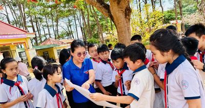 Đến tận buôn làng 'tuyển' học sinh DTTS