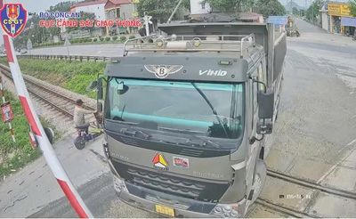 Chấm dứt cảnh vượt chắn đường sắt ngang ngược bằng mức phạt tới 20 triệu đồng