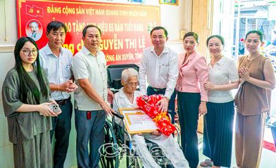Trao Huy hiệu Đảng, tri ân chặng đường cống hiến