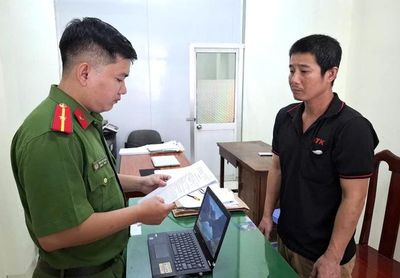 Khởi tố Huỳnh Văn Hoài vì trộm 2 đôi giày rồi mang về nhà cất giấu