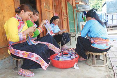 Trang phục làm nên con người(*)
