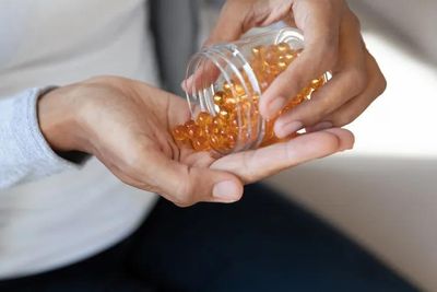 Nên uống vitamin D cùng với thức ăn hay khi bụng đói thì tốt hơn?
