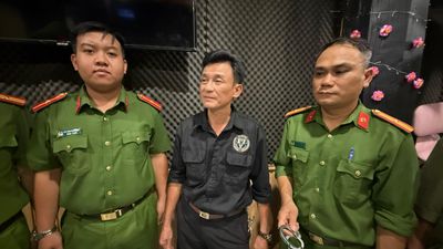 Bắt tạm giam người đàn ông cự cãi với tài xế xe ôm rồi lấy ô tô chạy ngược chiều đuổi theo