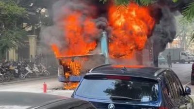 Cháy xe buýt dữ dội trên đường phố Hà Nội dưới thời tiết nắng nóng