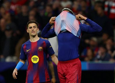 UEFA phạt Barcelona