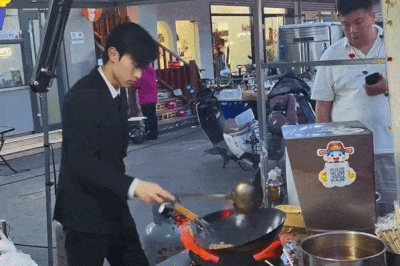 'Tổng tài cơm chiên' nổi tiếng sau một đêm ở Trung Quốc