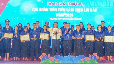 Tuổi trẻ Đà Nẵng rạng ngời trong cơn mưa bất chợt, thắp sáng lý tưởng làm theo lời Bác