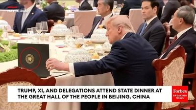 Thực hư clip ông Donald Trump 'lật tài liệu của ông Tập Cận Bình' trong quốc yến