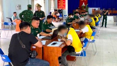Công an TPHCM tiếp nhận 18 công dân trẻ bị trục xuất