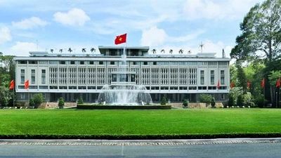 Trưa 30/4, trước Dinh Độc Lập