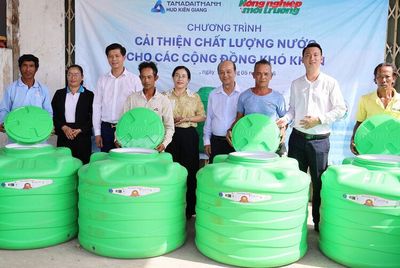 Trao bồn chứa nước cho người dân vùng hạn mặn xã Kiên Lương