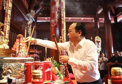 Ban Tổ chức Giải bóng chuyền hạng A quốc gia dâng hương tưởng niệm anh hùng liệt sĩ