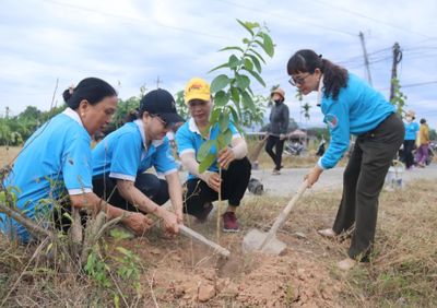 Hội Phụ nữ xã Diên Lạc thực hiện tuyến đường hoa xanh - sạch - đẹp