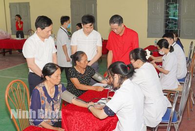 Khám, cấp thuốc miễn phí cho gia đình chính sách, nạn nhân chất độc da cam, người có hoàn cảnh khó khăn
