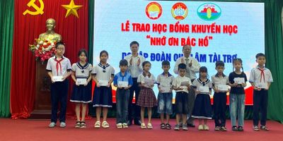Trao 100 suất học bổng cho học sinh vượt khó học giỏi