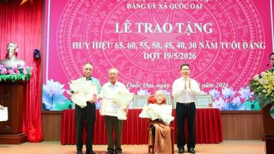 Xã Quốc Oai trao Huy hiệu Đảng cho 37 đảng viên